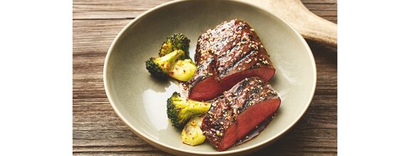 Teriyaki Steak auf einem Teller mit Geweih als Deko im Hintergrund | © Klaus Einwanger