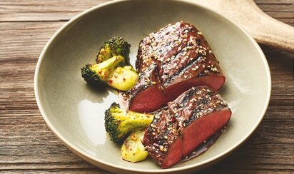 Teriyaki Steak auf einem Teller mit Geweih als Deko im Hintergrund | © Klaus Einwanger