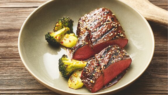 Teriyaki Steak auf einem Teller mit Geweih als Deko im Hintergrund | © Klaus Einwanger